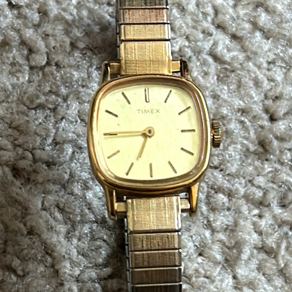 Timex women’s vintage gold tone‎ dainty bracelet watch one size 6in stretches - Picture 2 of 7